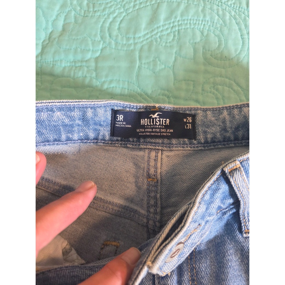 Hollister Ultra High-Rise Dad Jeans Light Wash Butterfly Print 26X31 Size 3R NWT - Picture 3 of 10